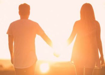 persoane-ce-se-tin-de-mana